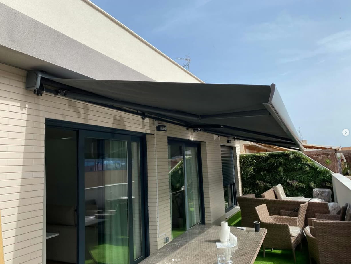 Toldo cofre instalado por Toldos San Juan en un ático de Alicante