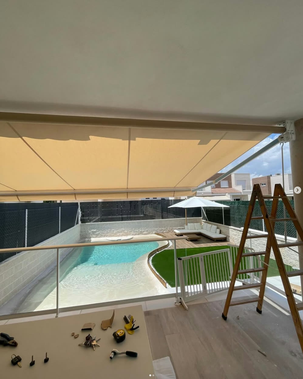 Toldo cofre sobre terraza con piscina