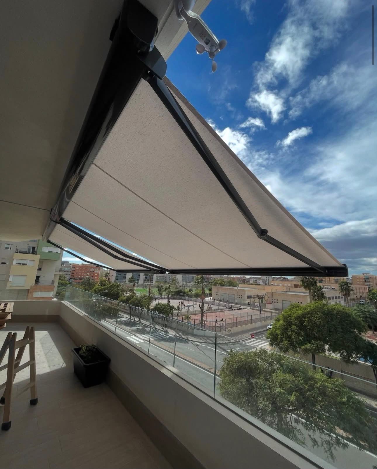 Toldo cofre motorizado con sensor de viento en un balcón de Alicante
